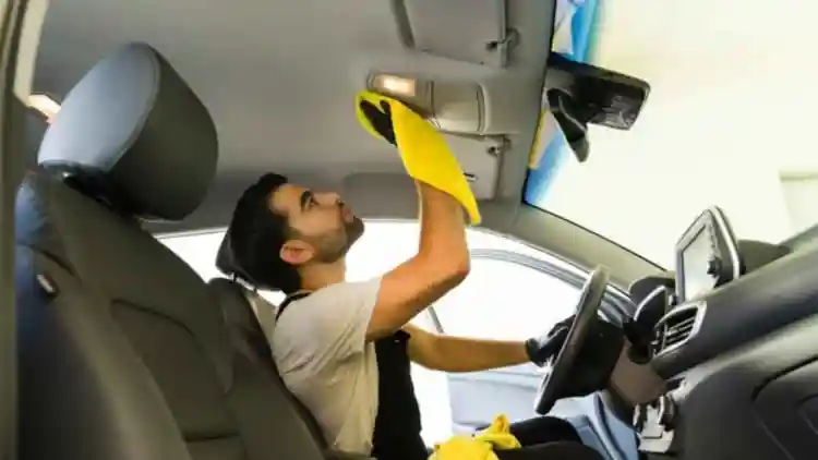 ودّع بقع سقف السيارة القديمة: أسرار تنظيف الهودلاينر وعودة المظهر النقي بدون ضرر!