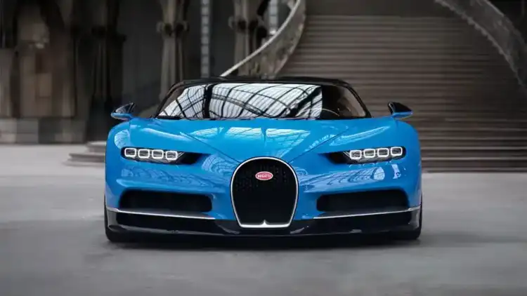 مقارنة بين الأسطورة بوجاتي والمنافسة الكهربائية يانج وانج U9 في الإمارات