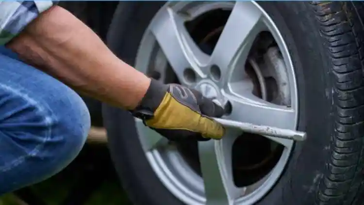 متى يجب تغيير إطارات السيارة؟ العلامات الخفية التي قد تنقذ حياتك﻿