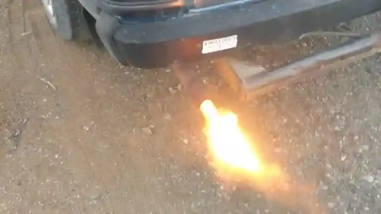 لماذا لا تزال السيارات الحديثة تصدر فرقعات؟ الأسباب الحقيقية والحلول التقنية بالتفصيل