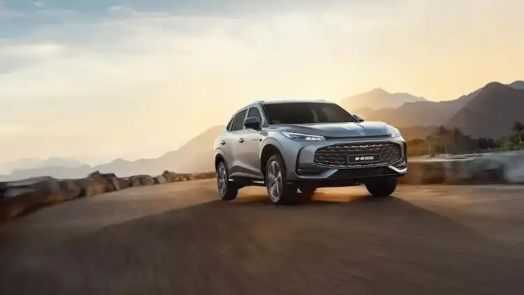 مقارنة شاملة بين إم جي HS البنزين وHS هايبرد بلس في السعودية