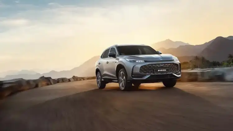 مقارنة شاملة بين إم جي HS البنزين وHS هايبرد بلس في السعودية