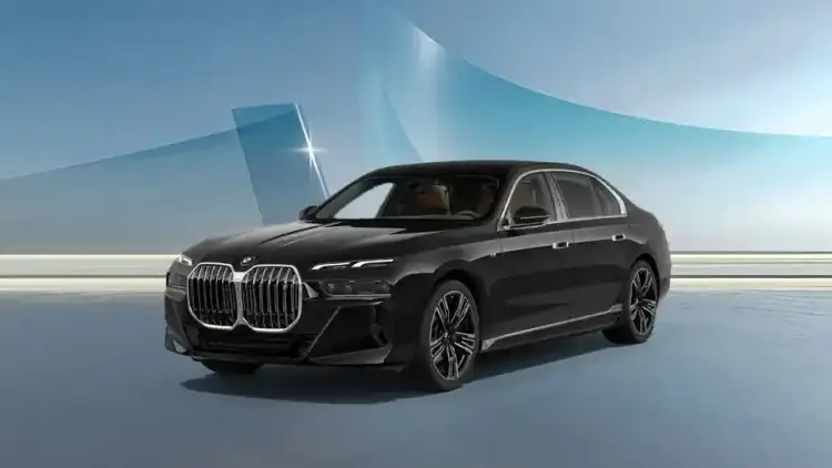 مقارنة مرسيدس S-Class وبي إم دبليو الفئة السابعة 2025: من تتفوق على طرق الإمارات؟