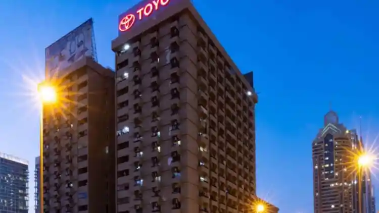 قصة لافتة "تويوتا" الشهيرة في دبي: كيف تحولت من إعلان بسيط إلى رمز خالد في ذاكرة المدينة﻿
