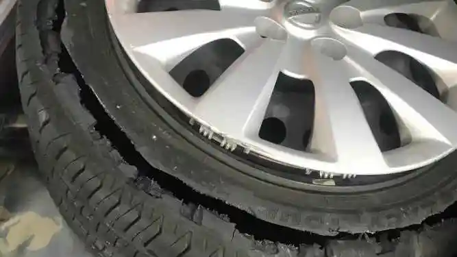 عندما يتمرد المطاط: الأسباب الحقيقية لانفجار الإطارات أثناء القيادة