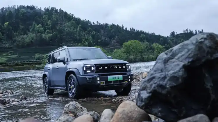 مقارنة بين جيتور T2 ولاند روفر ديفندر من حيث الأداء والتقنيات في السعودية