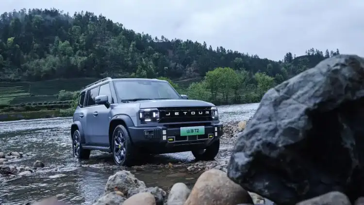 Comparison between Jetour T2 and Land Rover Defender in Performance and Technology in Saudi Arabia