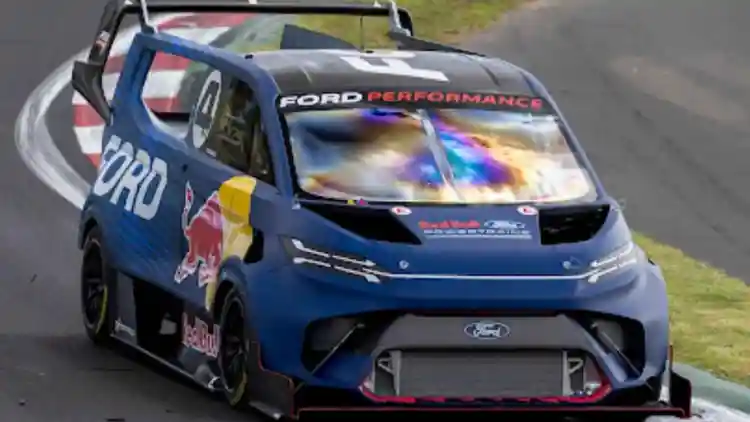 انفجار المفاجآت: أسرع سيارة من فورد على الحلبة ليست موستنج بل الفان الجريء