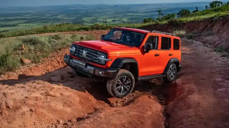 مقارنة الأداء والفخامة بين تانك 300 وجيب رانجلر في أسواق الخليج