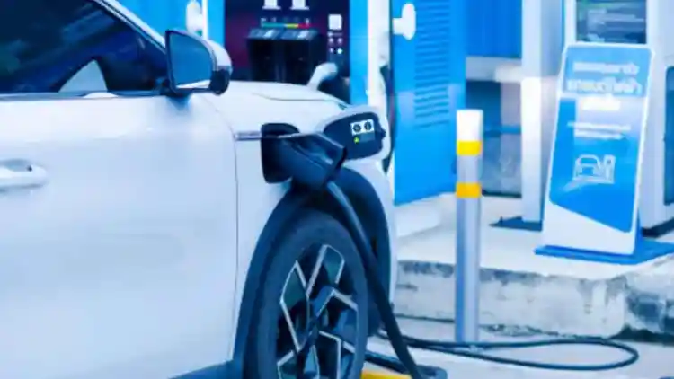 Does Fast Charging Reduce Your EV’s Battery Life? Science, Misconceptions, and Longevity Tactics Explained