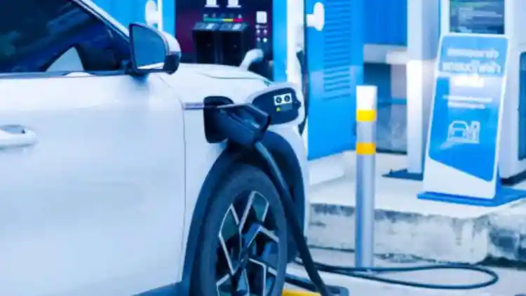 Does Fast Charging Reduce Your EV’s Battery Life? Science, Misconceptions, and Longevity Tactics Explained