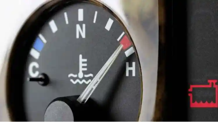 تحذير سائل التبريد الأحمر: كم يمكنك القيادة حقًا قبل أن يصبح محركك في خطر؟ حكاية الإنذار وكيف تتصرف بذكاء﻿