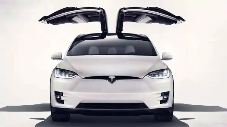 قوة تِسلا في الإمارات: بين الفخامة، التقنية والمسؤولية الخضراء—استكشاف أسطول تيسلا وتفوقه على الطرقات﻿