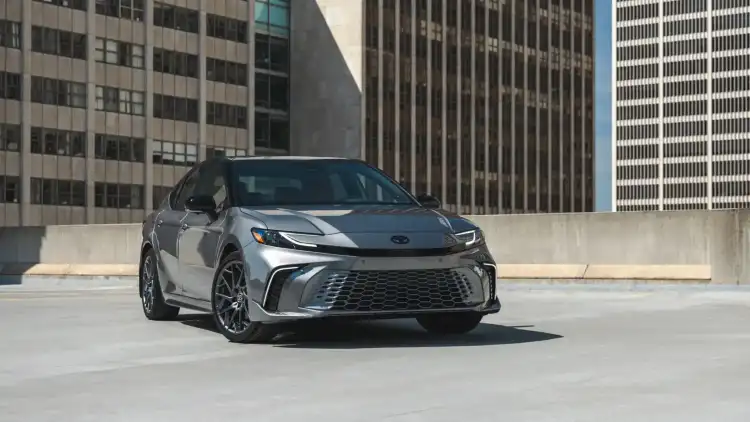 عودة تويوتا كامري 2026 إلى الخليج بتجهيزات أرقى وأداء أكثر كفاءة