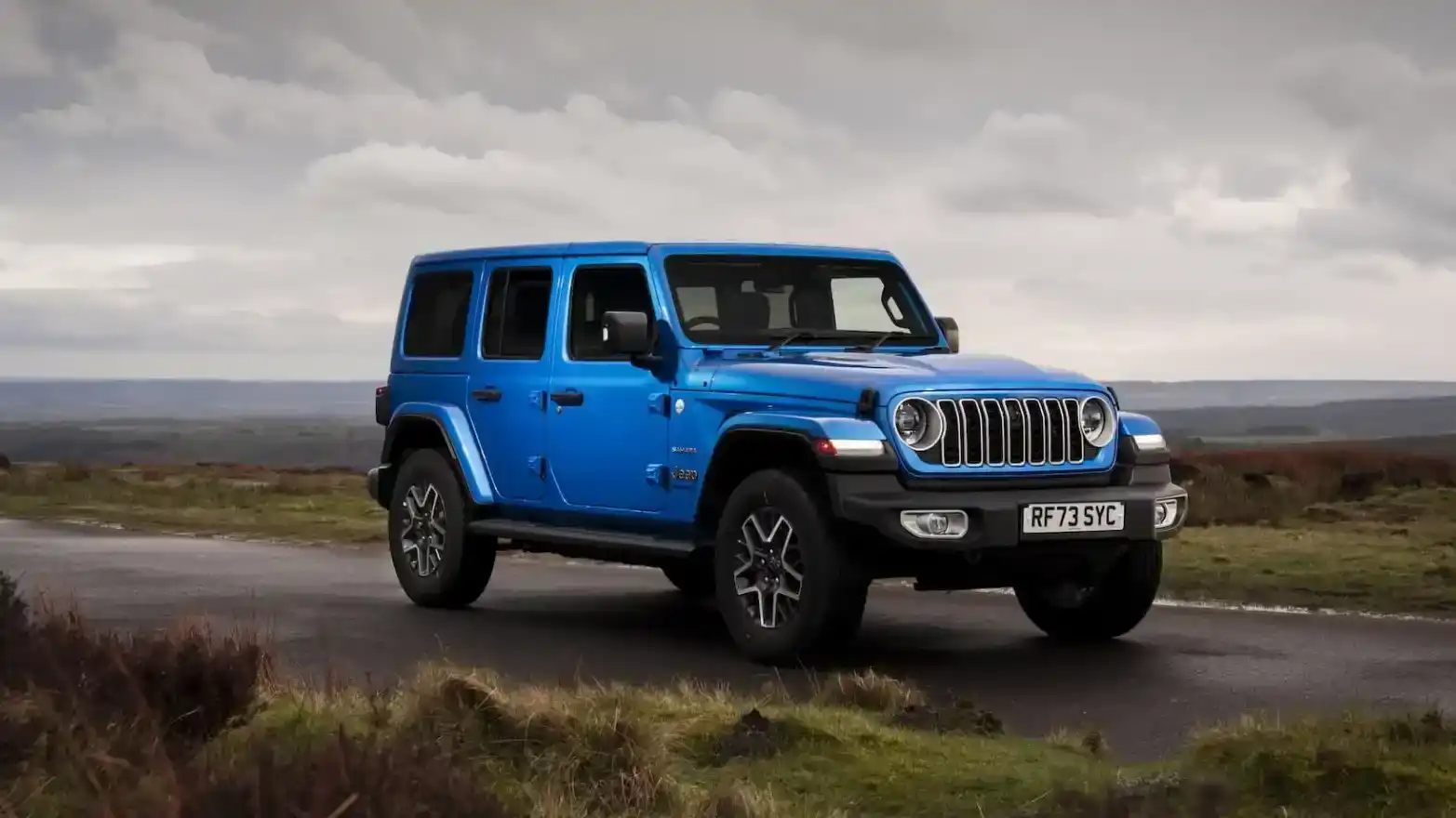 مقارنة بين تانك 300 وجيب رانجلر: من يسيطر على طرق الصحراء السعودية؟