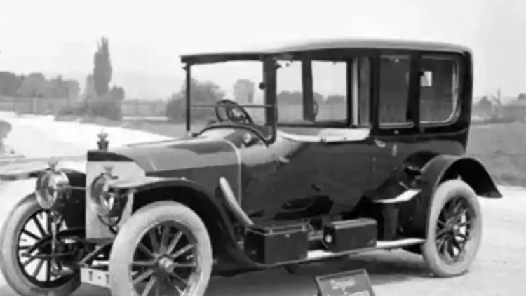 "رحلة العجلات الأولى: كيف غيّرت أول سيارة في السعودية حياة الجزيرة وبداية عصر جديد للمجتمع"﻿