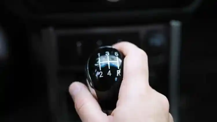 رهان العكس: ماذا يحدث فعلاً إذا وضعت السيارة على "R" وأنت تقود – ولماذا السيارات الحديثة لا تدمر نفسها؟