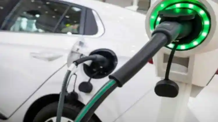 بطاقة ديوا ودولة الإمارات: هل يمكنك شحن سيارتك الكهربائية في أبوظبي باستخدام بطاقة "Green Charger" الصادرة من دبي؟﻿