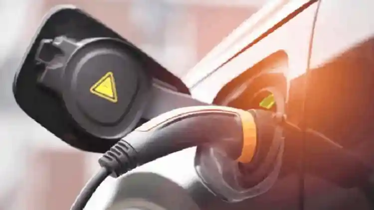 هل بطاريات السيارات الكهربائية قنابل موقوتة في صيف الخليج؟ الحقيقة بين الأساطير والعلم﻿