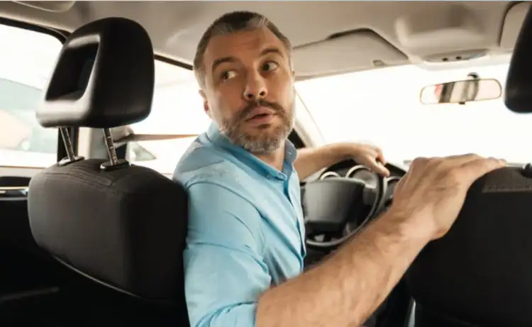 ركن السيارة بالعكس كالمحترفين: دليل عملي خطوة بخطوة لتأمين موقفك والخروج بأمان﻿