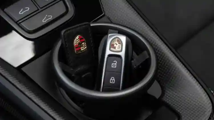 ماذا يحدث فعلاً عندما تنسى المفتاح الذكي خارج السيارة وتبدأ بالقيادة؟