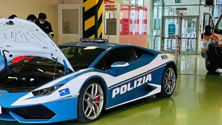 The Lamborghini Patrol Car That Turned Into a Life-Saving Organ Shuttle