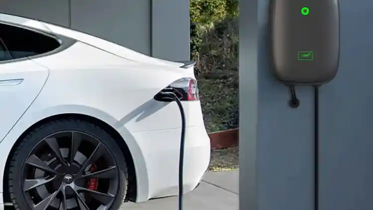 هل يجب تفريغ بطارية السيارات الكهربائية بالكامل قبل الشحن؟ حقيقة “قاعدة الصفر بالمئة” وكيف تحافظ على عمر البطارية