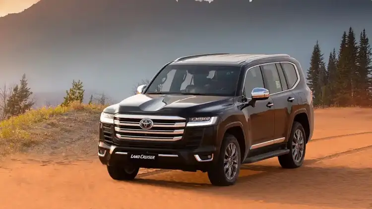 Comparison between the Hongqi H7 and the Land Cruiser: A contrast of capabilities and style