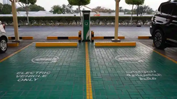دبي أم أبوظبي؟ من الأفضل لشحن السيارات الكهربائية في الإمارات