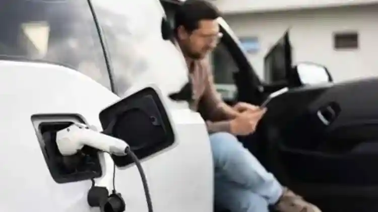 ماذا تفعل إذا خانتك بطارية سيارتك الكهربائية؟ دليل النجاة والتخطيط الذكي على الطريق