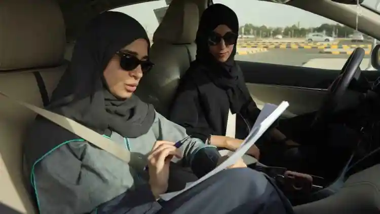خطوة بخطوة: كيف تحصل المرأة على رخصة قيادة في السعودية بثقة ومن أول محاولة