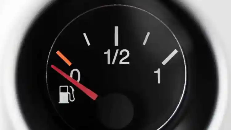 “Don’t Drive on a Near‑Empty Tank: Why Experts Warn Against Keeping Your Fuel Level Low”​