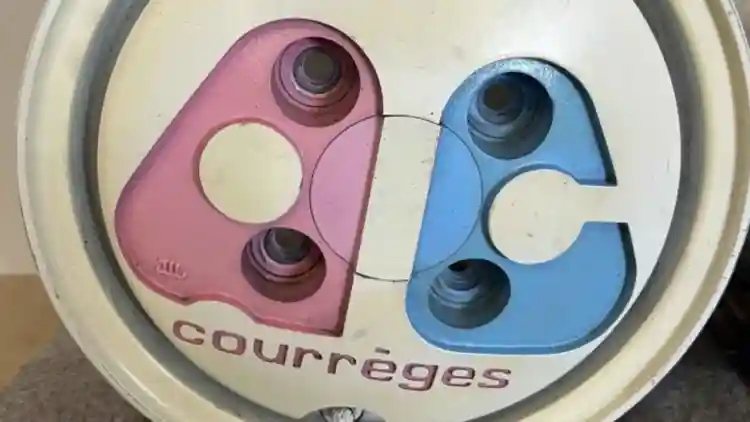 أغرب جنوط في عالم السيارات: عجلات Yamaco Courrèges الصغيرة التي تخطف الأضواء في مزاد عالمي​