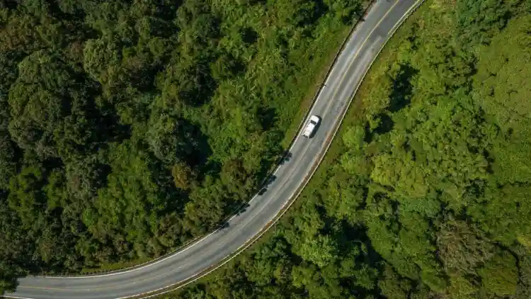 معلومة خطيرة على الطريق: لماذا الانحدار بالسيارة على النيوترال لا يوفر الوقود… وقد يدمّر مكابحك ويعرّضك للحوادث