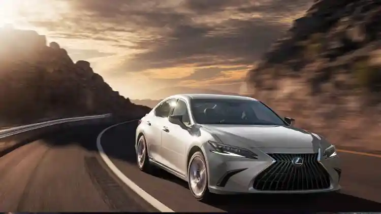 لكزس ES هايبرد في السعودية: رفاهية يابانية واقتصاد وقود ذكي لمدن مزدحمة