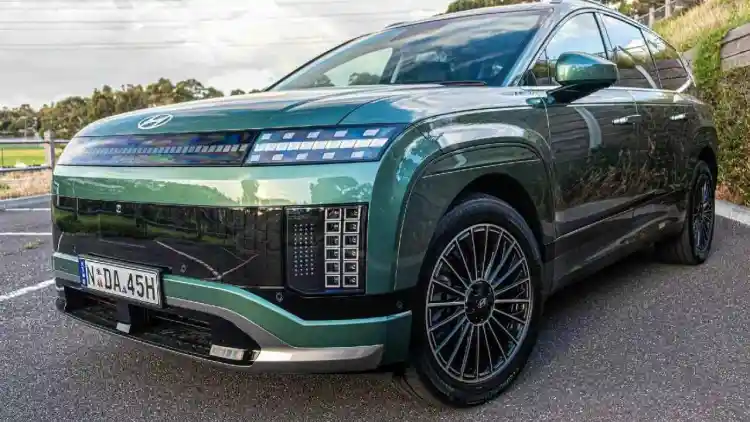 Hyundai Ioniq 9 2026: A luxurious seven-seat electric SUV that takes on the big players… with its toughest rival coming from within its own family.