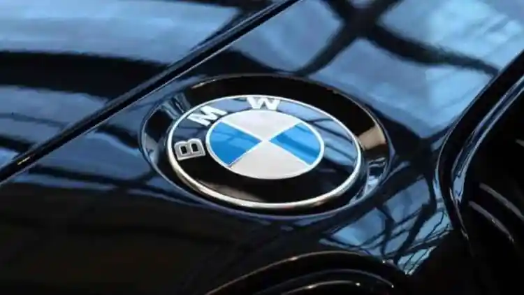 BMW Logo Explained: Between the “Propeller Myth” and Bavarian Reality – What Do the Blue and White Circles Really Mean?