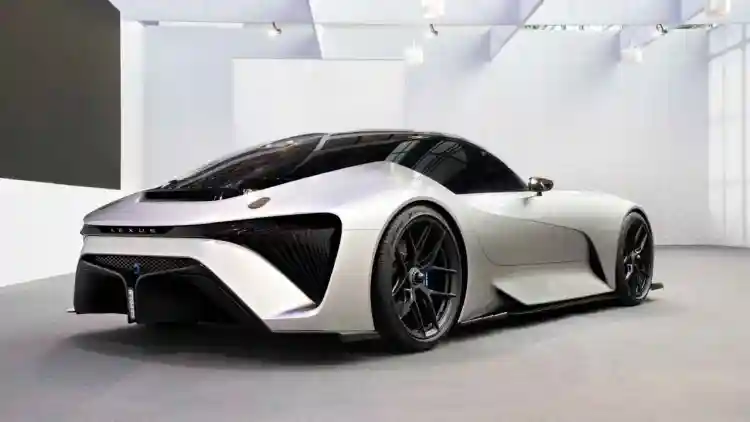 لكزس كوبيه كونسبت: رؤية يابانية لسيارة جراند تورر كهربائية تجمع الفخامة بالحِدّة الرياضية