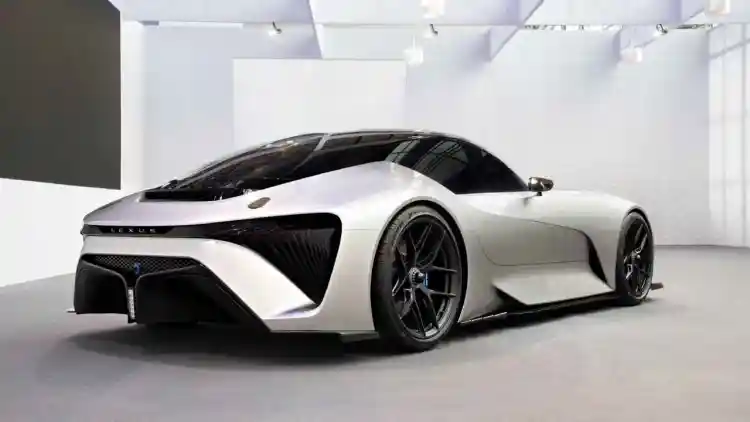 لكزس كوبيه كونسبت: رؤية يابانية لسيارة جراند تورر كهربائية تجمع الفخامة بالحِدّة الرياضية