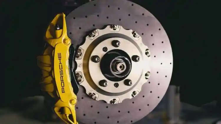 لماذا تفقد مكابح الكربون-سيراميك فعاليتها في الطقس البارد؟ الحقيقة التي لا يخبرك بها صانعو السيارات الرياضية