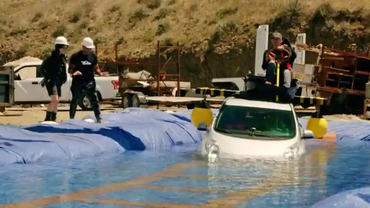 هل السيارات الكهربائية أصلب من البنزين في الفيضانات؟ الحقيقة الكاملة عن مخاطر الغرق وأضرار المياه الخفية