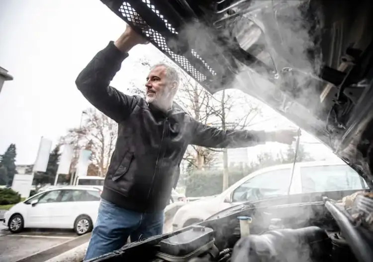 لماذا ترتفع حرارة محرك سيارتك في شتاء السعودية؟ أسباب خفية وحلول عملية قبل أن يتلف المحرك