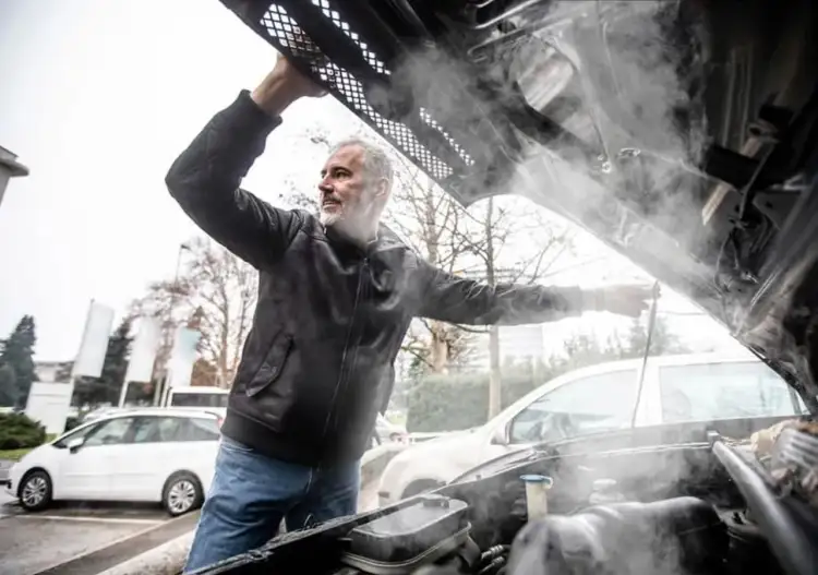 لماذا ترتفع حرارة محرك سيارتك في شتاء السعودية؟ أسباب خفية وحلول عملية قبل أن يتلف المحرك