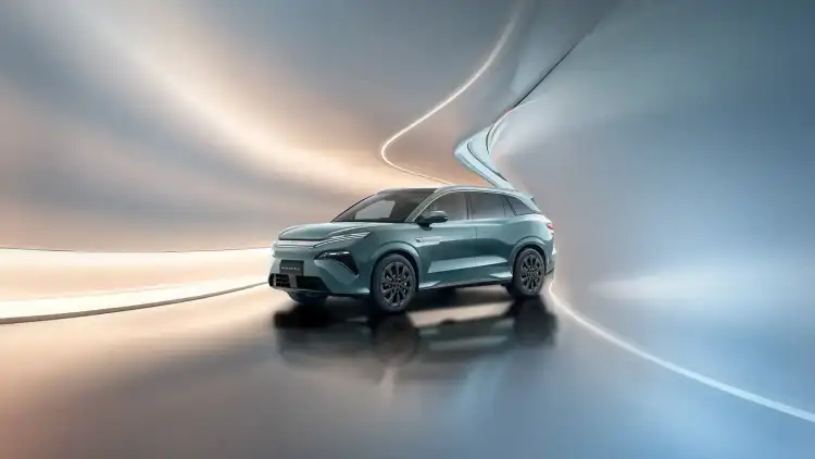 بي واي دي اتو 8 تصل إلى السعودية: اس يو في هجينة تناسب الرحلات العائلية