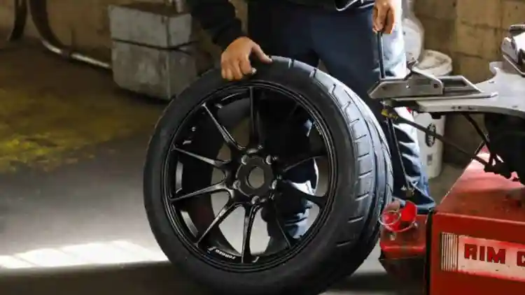 هل تستحق الجنوط الخفيفة آلاف الدولارات؟ تجربة BMW M3 تكشف الفرق الحقيقي بين الوزن الثابت والكتلة الدوّارة