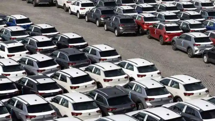 هل يمكنك استيراد سيارة كهربائية مستعملة إلى السعودية في 2025؟ دليل متكامل للرسوم والشروط والنصائح لتجنب الرفض الجمركي