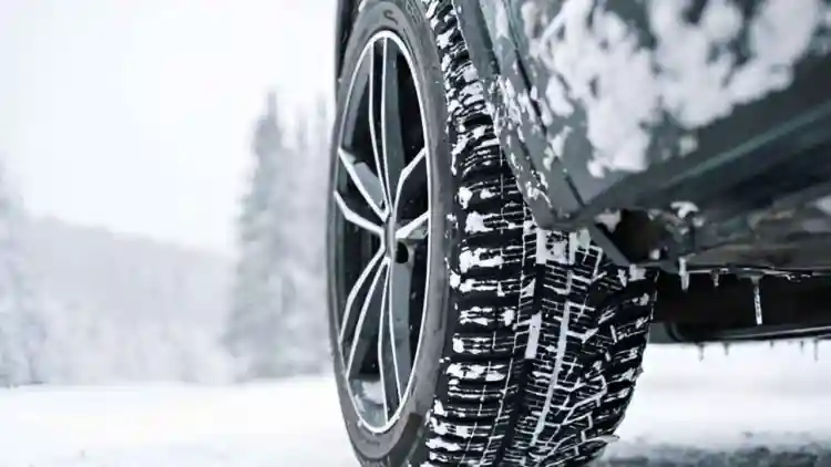 أفضل إطارات جميع الفصول للشتاء في 2025: دليل السائق الذكي لاختيار الإطار المثالي للسيارات وSUV والبيك أب