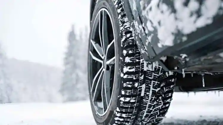 أفضل إطارات جميع الفصول للشتاء في 2025: دليل السائق الذكي لاختيار الإطار المثالي للسيارات وSUV والبيك أب
