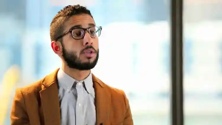 فهد البتيري بين تسلا وسكودا: كيف تتحول نكهة الكوميديا السعودية إلى شغف تقني بالمستقبل الكهربائي؟