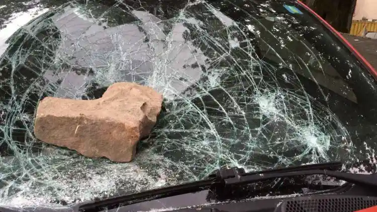 The Secret of Car Glass: Why Side Windows Shatter into Pebbles While Windshields Stay in One Piece